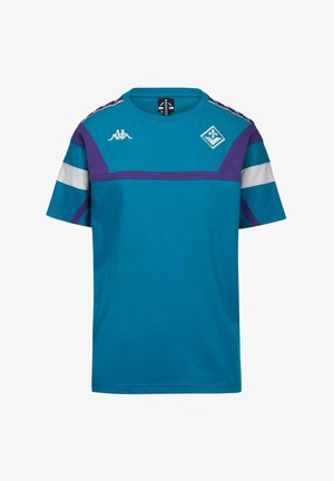 T-shirt de sport bleu à manches courtes avec des rayures violettes et blanches sur les manches, logo blanc Kappa sur la poitrine et emblème en forme de losange sur le côté droit.