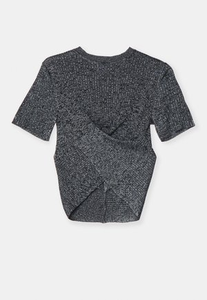 Grauer kurzärmeliger Strickpullover mit strukturiertem Muster, der ein überlappendes Design auf der Rückseite und einen klassischen runden Halsausschnitt aufweist.