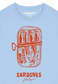 Lichtblauw katoenen t-shirt met een oranje sardineblik grafiek met drie vissen, tekst met "SARDINES" en "Portugal," en een ritsontwerp.