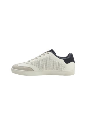 Sneakers z białą skórzaną cholewą, szarymi akcentami i granatowym, teksturowanym piętą. Posiadają panele z siateczki dla lepszej wentylacji oraz gumową podeszwę.