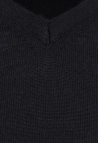 Schwarzer Strickpullover mit V-Ausschnitt. Der Stoff hat eine strukturierte, gerippte Optik und zeigt dezente Details im Bereich des Ausschnitts.