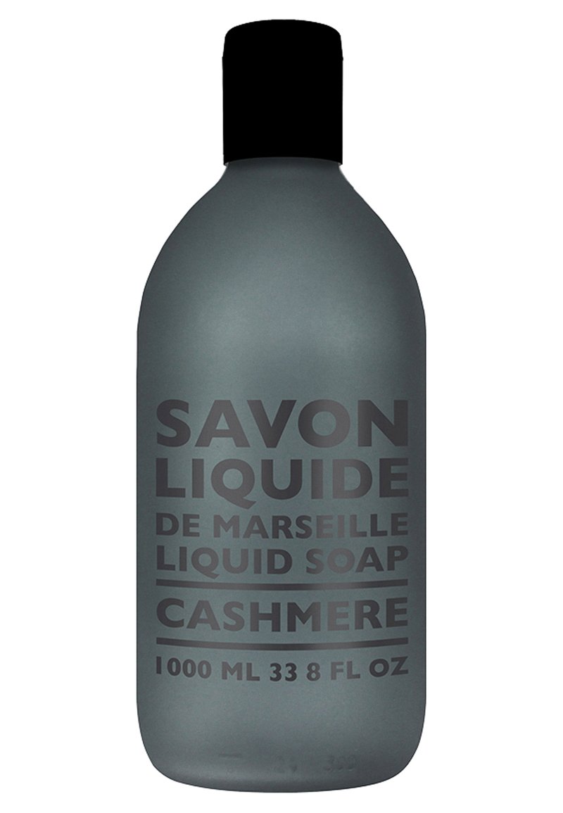 Flacone di sapone liquido in nero opaco con forma arrotondata. Presenta testo in rilievo: "Savon Liquide", "Cashmere" e dettagli sul volume in bianco.