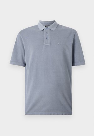Hellblaues Poloshirt aus strukturiertem Stoff, mit klassischem Kragen, Knopfleiste mit drei Knöpfen und dezent gesticktem Logo auf der Brust.