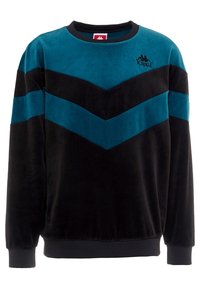 Svart och teal velourtröja med rundad halsringning, prydd med chevronränder över bröstet och en broderad logotyp på vänster sida.