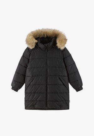 Veste matelassée noire avec capuche amovible doublée en fourrure, fermeture éclair et poignets élastiques. Présente une texture matelassée et des poches latérales.