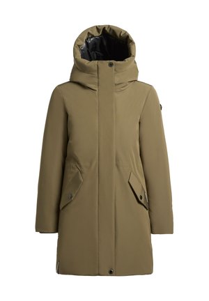 Olivgrön isolerad parkas med hög krage, stora framfickor och dragsko på huvan; slät tyg med matt yta.