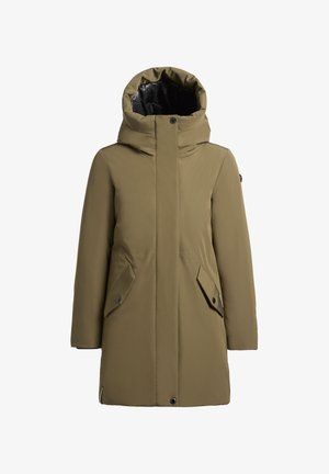 Zelená zateplená parka s vysokým límcem, velkými předními kapsami a kapucí se stahovací šňůrkou; hladká látka s matným povrchem.