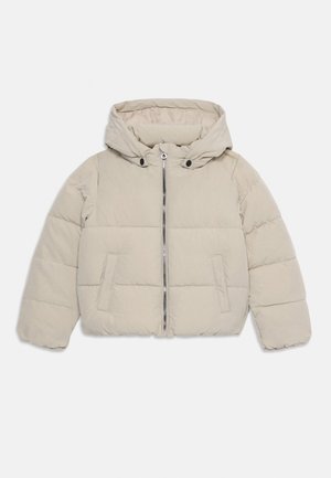 Veste rembourrée beige avec fermeture éclair à l'avant, deux poches latérales et une capuche avec des détails de bouton-pression, posée à plat sur un fond blanc.