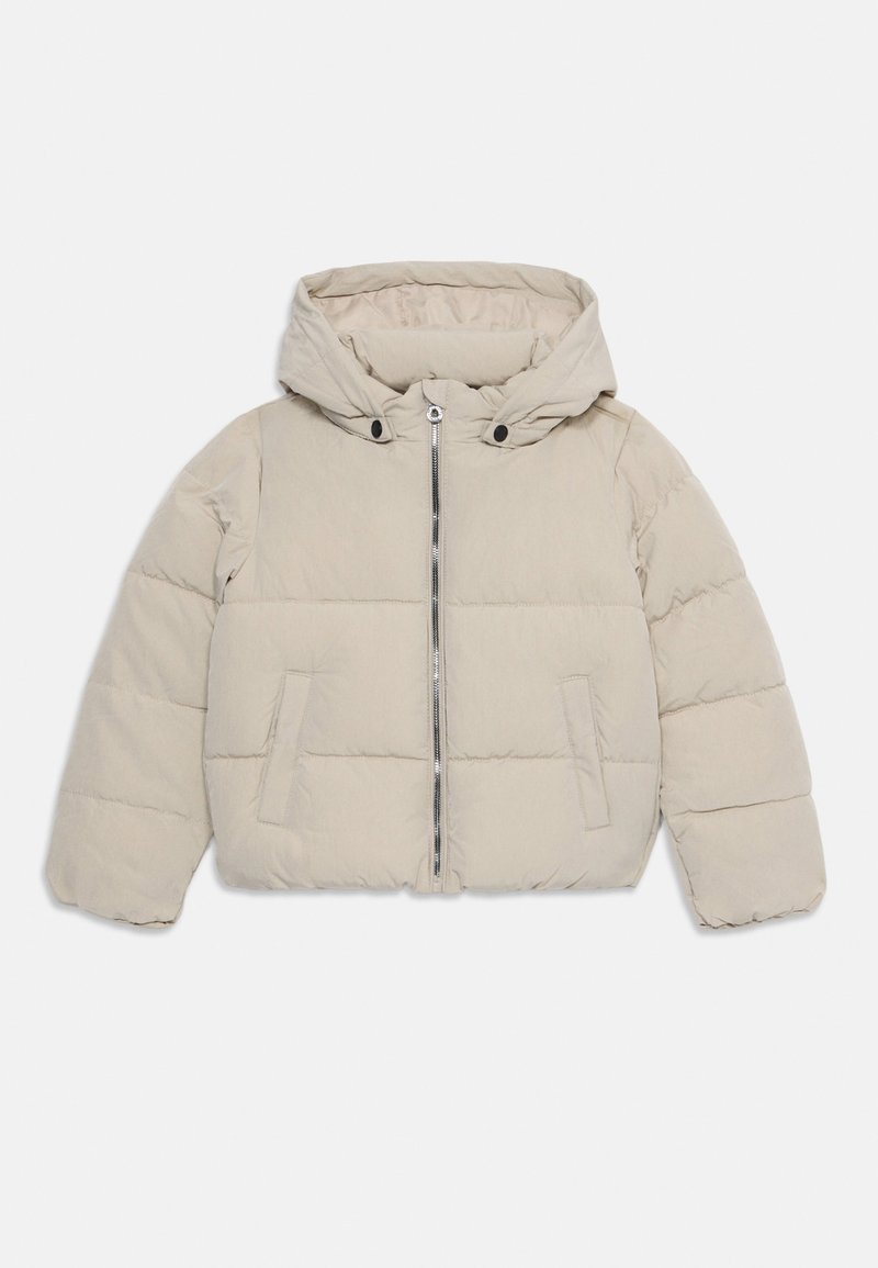 Chaqueta acolchada beige con cremallera frontal, dos bolsillos laterales y capucha con detalles de botones a presión, dispuesta plana sobre un fondo blanco.
