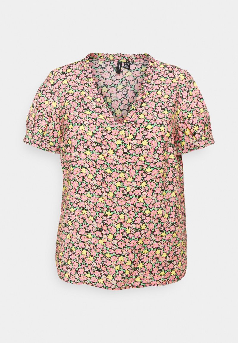 Blouse à manches courtes avec un col en V et un motif floral dense en rose, jaune et vert sur fond clair.