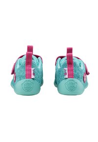 Zapatos infantiles de malla turquesa con acentos en rosa, que cuentan con una correa de velcro, un tirador en la parte trasera y una suela de goma redonda con logotipo.
