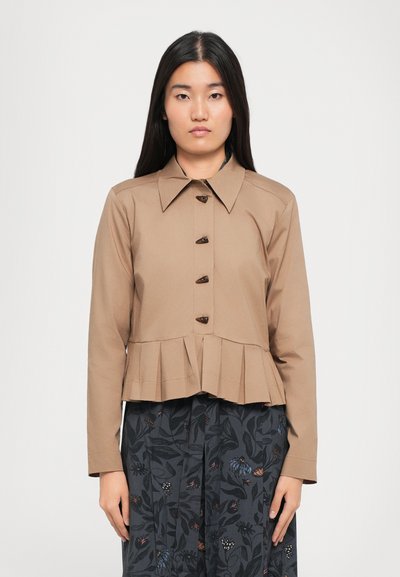 Veste courte marron à manches longues avec un ourlet plissé et cinq boutons marron. Présente un col classique et une texture lisse.