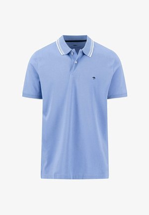 Világoskék pamut póló, két gombbal ellátott álló gallérral, fehér csíkos gallérral és kis fekete logóval a bal mellrészen. Rövid ujjú.