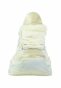 Chunky sneakers z błyszczącą metaliczną kremową cholewą, grubymi białymi sznurówkami i przezroczystą, teksturowaną podeszwą. Wykończone perforowanymi detalami.