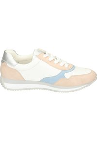 Zapatilla blanca con acentos de ante rosa y azul. Presenta un diseño con cordones, un collarín acolchado en el tobillo y una suela de goma texturizada. Detalle en el talón plateado.