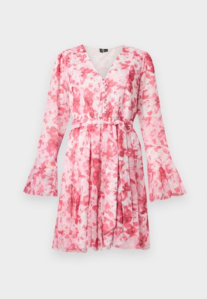 Robe à manches longues à fleurs roses et blanches avec col en V, boutons sur le devant, poignets évasés, jupe plissée et ceinture en tissu nouée à la taille.