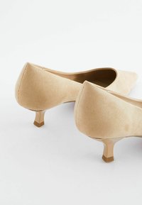 Next FOREVER COMFORT KITTEN COURT REGULAR/WIDE FIT - Pantofi clasici cu toc - camel natural