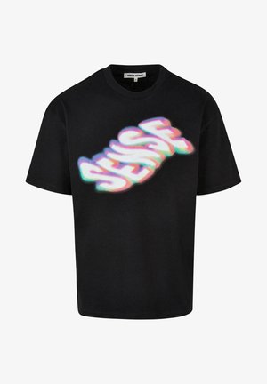 Schwarzes Baumwoll-T-Shirt mit kurzen Ärmeln, das ein verzerrtes "SENSE"-Grafikdesign in mehrfarbigem Text auf der Vorderseite aufweist.