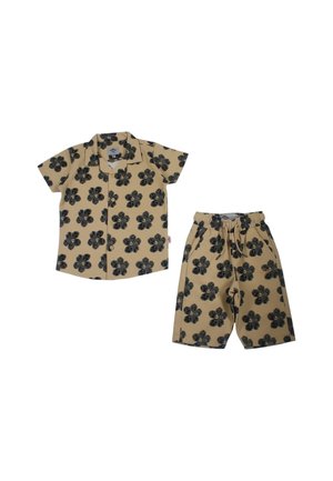 Ensemble chemise manches courtes beige et short assorti avec motif floral noir, taille élastique et poches avant sur le short.