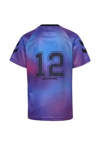 Lila gradient kortärmad t-shirt med svarta siffran "12" och texten "LIGHT UP THE WORLD" på ryggen, med kontrasterande svarta accenter.