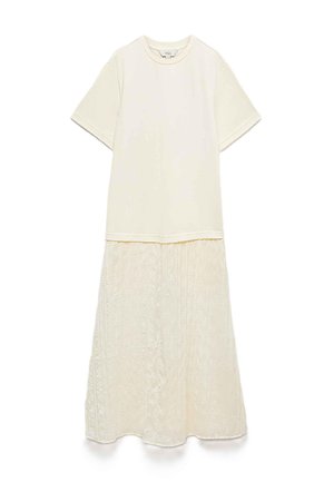 Crèmekleurige jurk met kortemouw T-shirt top en een gestructureerd, vloeiend rokgedeelte onderaan, getoond tegen een witte achtergrond.