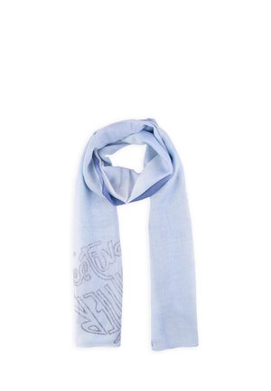 Jasnoniebieski długi szal z subtelnym ciemnoniebieskim wzorem pisma na jednym końcu, pokazany złożony w pętlę na białym tle.