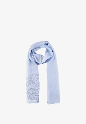 Jasnoniebieski długi szal z subtelnym ciemnoniebieskim wzorem pisma na jednym końcu, pokazany złożony w pętlę na białym tle.