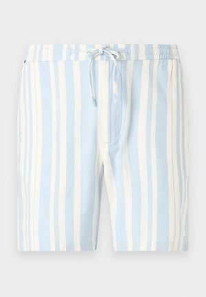 Pantaloni corti a righe blu chiaro con cintura con coulisse. Il materiale è morbido e presenta righe bianche larghe e strette alternate.