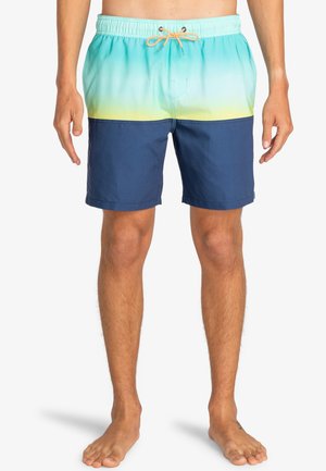 Un maillot de bain avec une ceinture élastique et un cordon de serrage, doté d'un design dégradé allant du bleu aqua au jaune, avec une partie inférieure unie en bleu foncé.