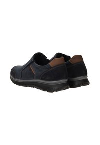 Marinere slip-on schoenen van suede en leer met bruine accenten, een gestructureerde hak en een rubberen zool voor grip. Eenvoudig ontwerp met stiksel details.