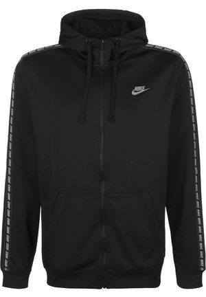 Czarna bluza Nike rozpinana na zamek z kapturem ze sznurkiem, przednimi kieszeniami oraz brandingiem w postaci taśmy biegnącej wzdłuż rękawów.