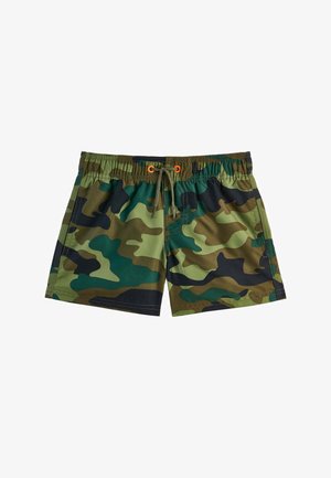 Pantaloni da bagno camouflage in tonalità di verde, marrone e nero. Presentano una vita elasticizzata con cordoncino arancione e un taglio classico.