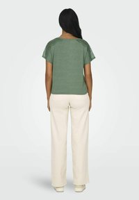 ONLY NORMAL GESCHNITTEN  - Camiseta estampada - hedge green