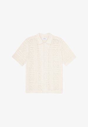 Lühikeste varrukatega nööbitav särk, mis on valmistatud kergest, tekstuuriga kreemikast kangast, kus on keerukas avatud muster ja ruuduline disain.