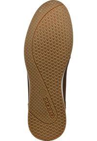 Suola della scarpa GEOX realizzata in un materiale gommoso marrone testurizzato con un motivo a diamante, impresso con il logo e una forma curva per il comfort.