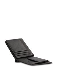 Portafoglio nero in pelle con più scomparti per carte, una tasca laterale e una finitura testurizzata; design compatto a doppia piega.