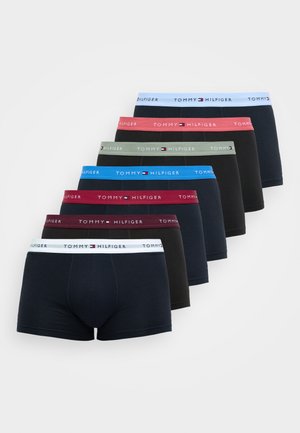 Set aus Boxer Shorts in verschiedenen einfarbigen Farben: marineblau, schwarz, grün und rot. Jede Shorts hat einen Logo-Gummibund mit kontrastierenden Farben.