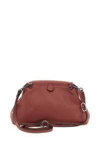 Borsa a mano in pelle rossa con una finitura testurizzata, caratterizzata da una forma morbida e arrotondata, tracolla regolabile e dettagli in metallo.