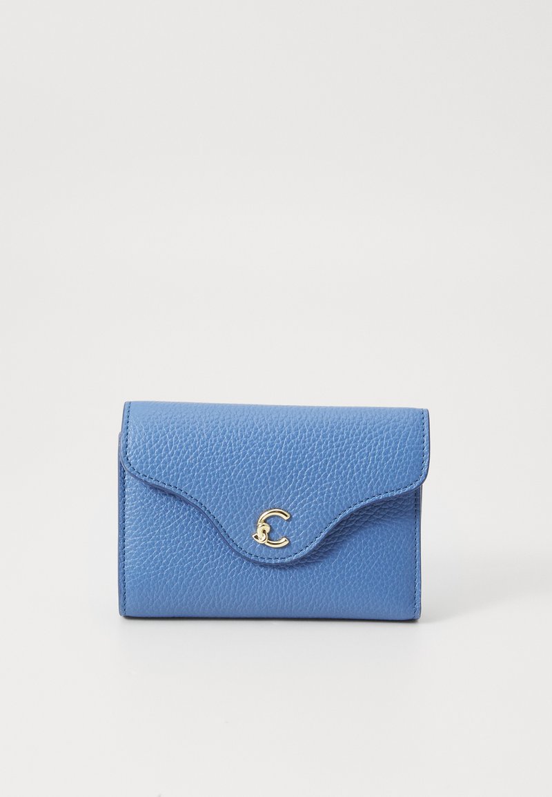 Blauwe leren portemonnee met een textuur oppervlak, gebogen flap en gouden hardware details. Compacte, rechthoekige vorm met een gladde afwerking.