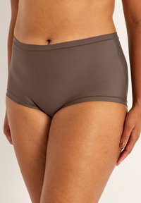 Ruskeat korkeavyötäröiset alushousut, joissa on sileä pinta, yksinkertainen muotoilu, eikä näkyviä kuvioita tai metalliosia.