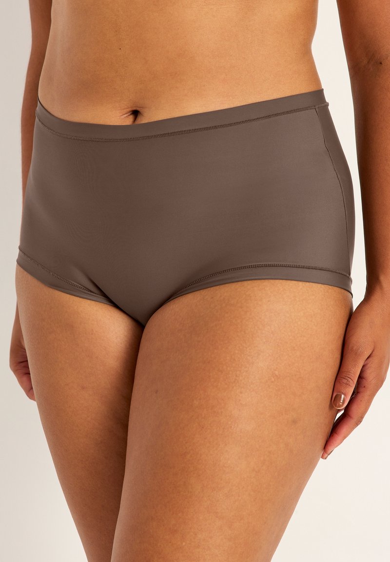 Ruskeat korkeavyötäröiset alushousut, joissa on sileä pinta, yksinkertainen muotoilu, eikä näkyviä kuvioita tai metalliosia.