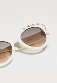 Guess Aurinkolasit - white/smoke