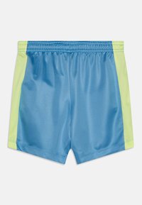 Pantalones cortos deportivos azules con una textura suave, que cuentan con paneles laterales de malla amarilla brillante y una cintura elástica para un ajuste ajustable.