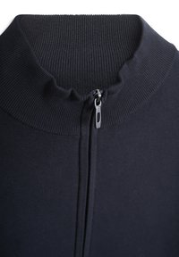 Giacca con zip di colore navy, dotata di colletto alto a coste e texture liscia. Presenta una chiusura frontale con zip e dettagli di cucitura sottili.