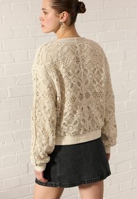 Next REGULAR FIT - Bomber tipa jaka - white ecru