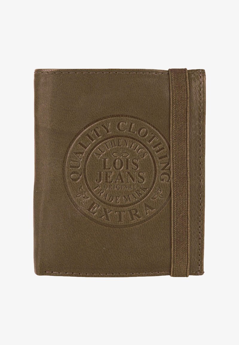 Billetera de cuero marrón con logotipo y texto en relieve, cierre de banda elástica, forma rectangular, textura suave y diseño minimalista.