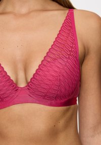 Bralette de encaje rosa con forma triangular, patrones florales texturizados y ribete de satén suave. Las tirantes ajustables ofrecen un ajuste personalizable.