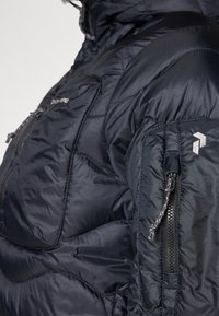 Peak Performance HELIUM UTILITY HOOD JACKET - Gewatteerde jas - black