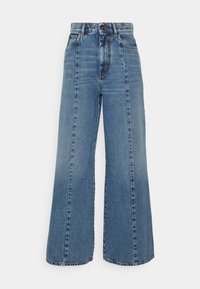 Jeans in denim blu a vita alta e gamba larga con chiusura frontale a bottone e zip, tasche frontali e dettagli di cuciture verticali visibili.