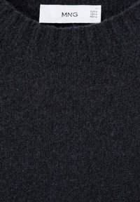 Temno modra pletena jopica z ribasto strukturo, okroglim odprtjem za vrat in tkano oznako z "MNG" na ovratniku.